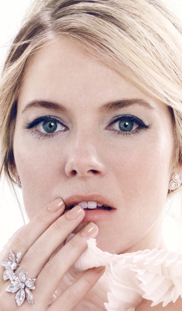 Британо - американская актриса Сиенна Миллер на белом фоне