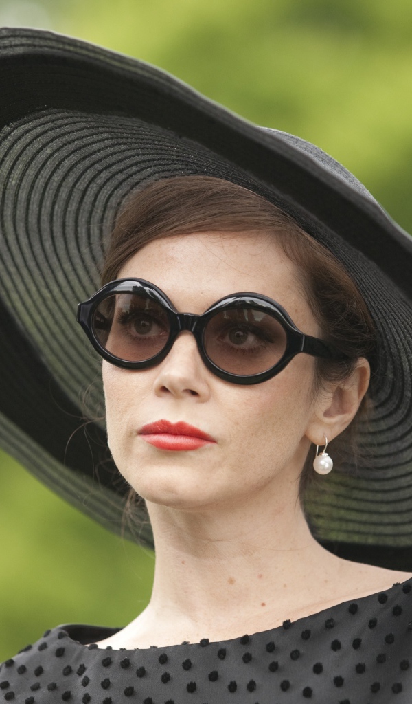 Британская актриса Анна Фрил в большой черном шляпе 