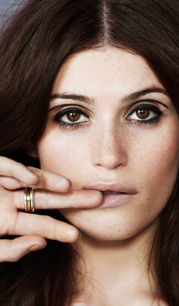 Британская актриса Джемма Артертон с рукой у лица