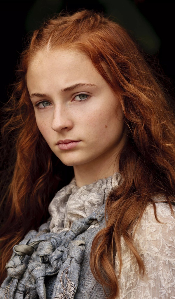 Британская актриса Софи Тёрнер с длинными рыжими волосами 