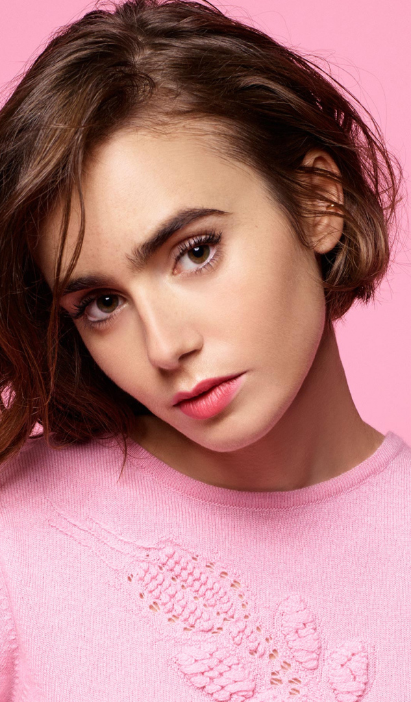 Кареглазая актриса Лили Коллинз на розовом фоне
