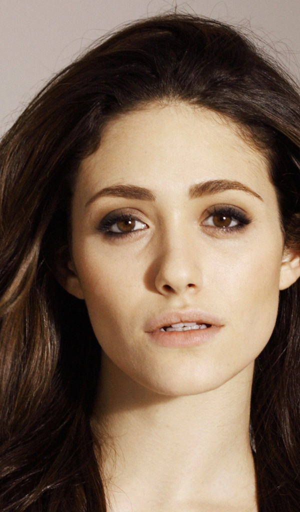 Кареглазая девушка брюнетка, актриса Эмми Россам