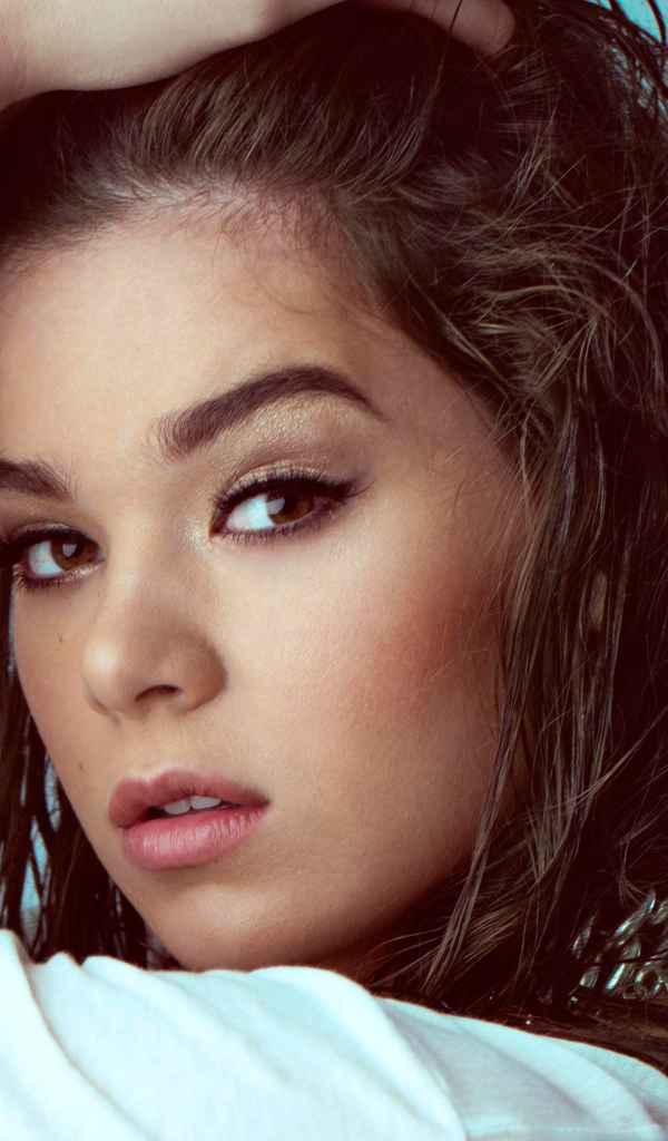 Кареглазая девушка актриса Хейли Стейнфилд