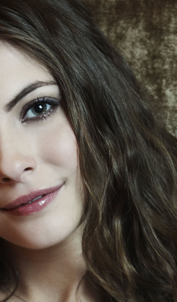 Брюнетка с красивыми глазами, актриса Уилла Холланд