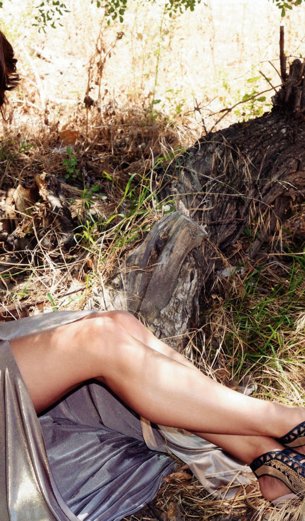 Канадская актриса Мисси Перегрим сидит в красивом платье