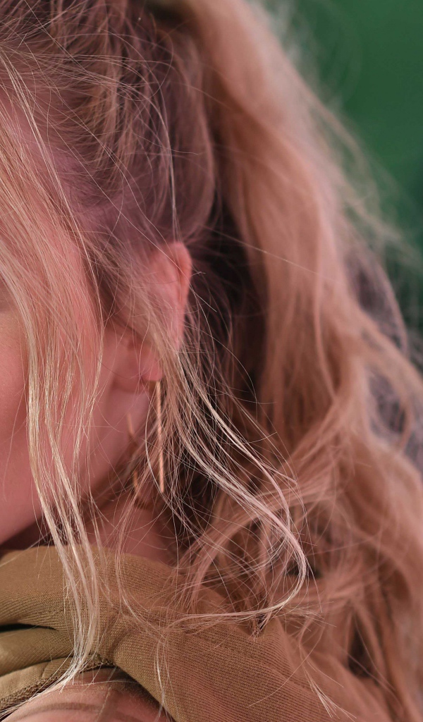 Милая голубоглазая блондинка, актриса Сабрина Карпентер