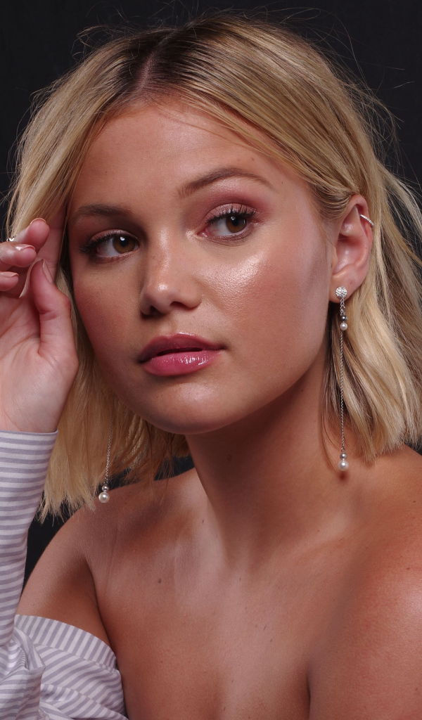 Нежная красивая актриса Оливия Холт