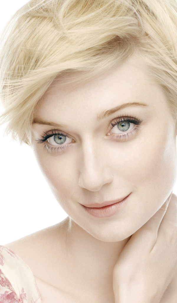 Нежная блондинка, актриса Элизабет Дебики с короткой стрижкой