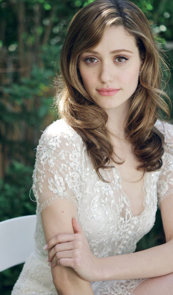 Нежная девушка актриса Эмми Россум с белом платье