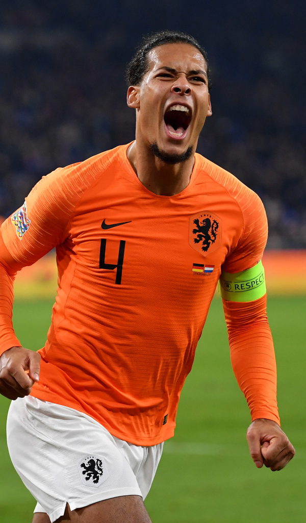 Нидерландский футболист Вирджил ван Дейк кричит на футбольном поле