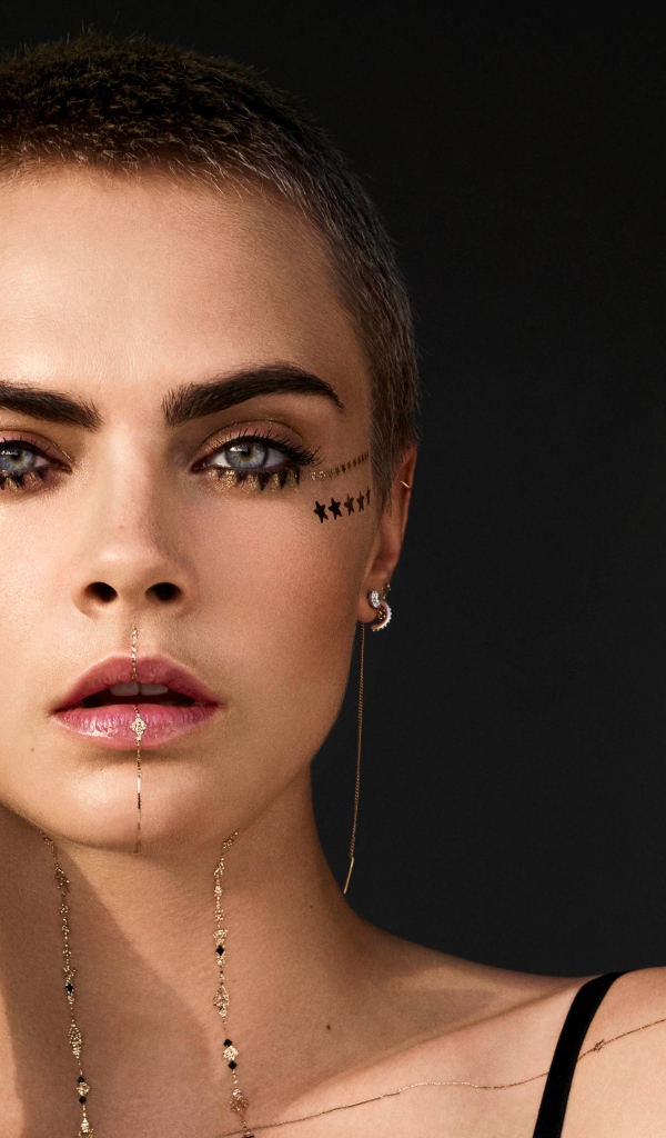 Эффектная Кара Делевинь с короткой стрижкой