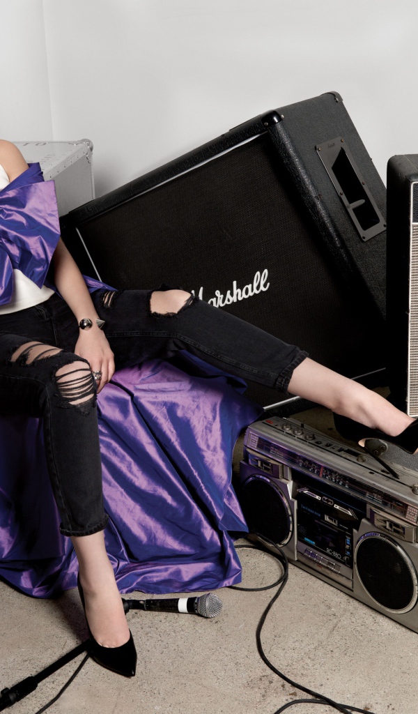 Эффектная актриса Хейли Стейнфилд сидит на больших колонках