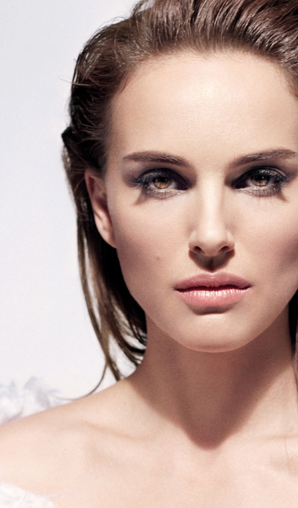 Эффектная актриса Натали Портман в белом