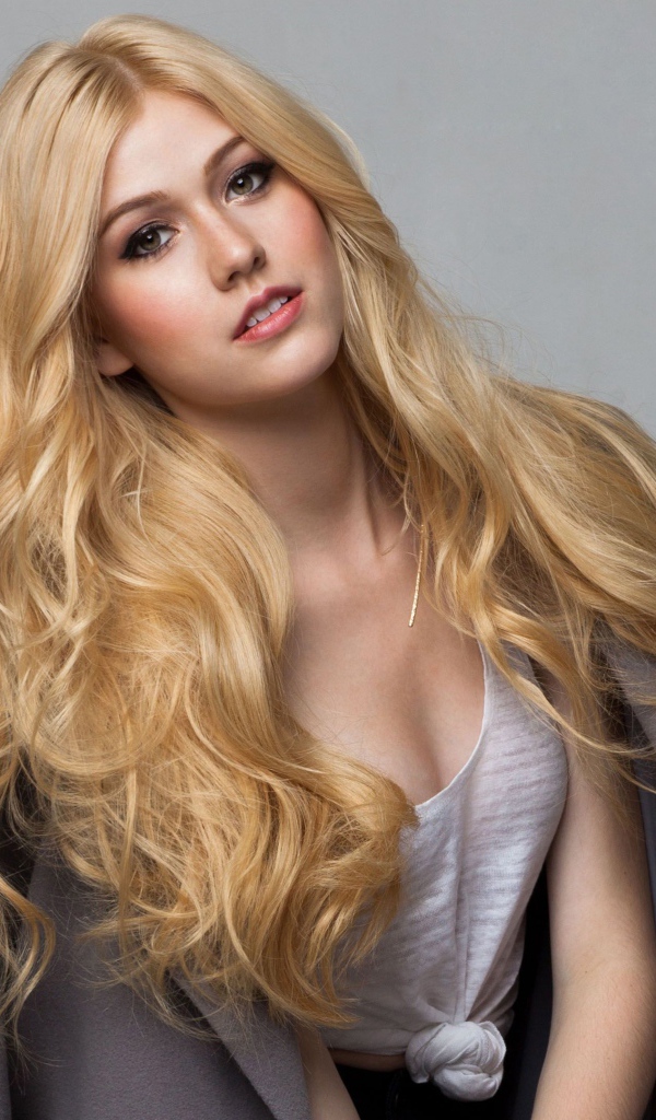 Эффектная блондинка Кэтрин Макнамара на сером фоне