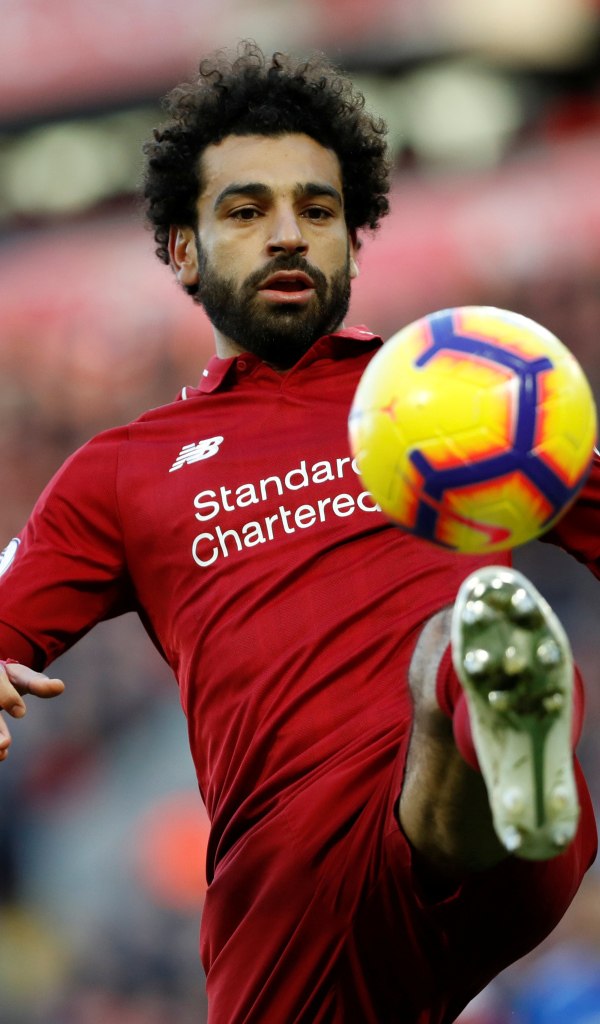 Египетский футболист Мохаммед Салах отбивает мяч