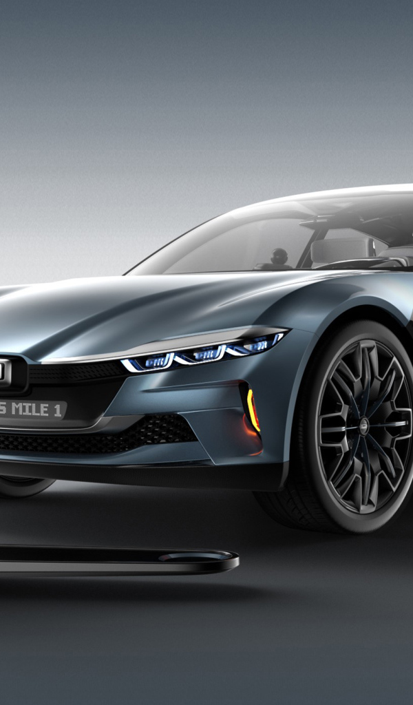 Электромобиль Qoros Mile 1 2018 на заправке