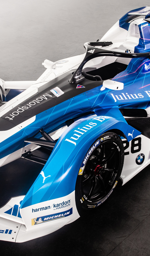 Электрический гоночный BMW IFE18 на сером фоне 