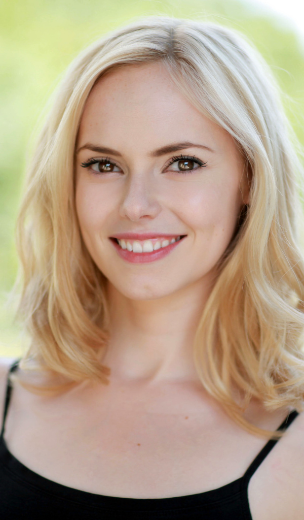 Английская актриса Ханна Тоинтон с очаровательной улыбкой