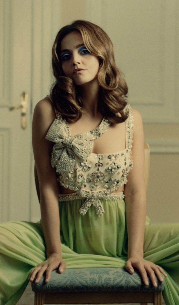 Английская актриса Дженна Коулман сидит на стуле