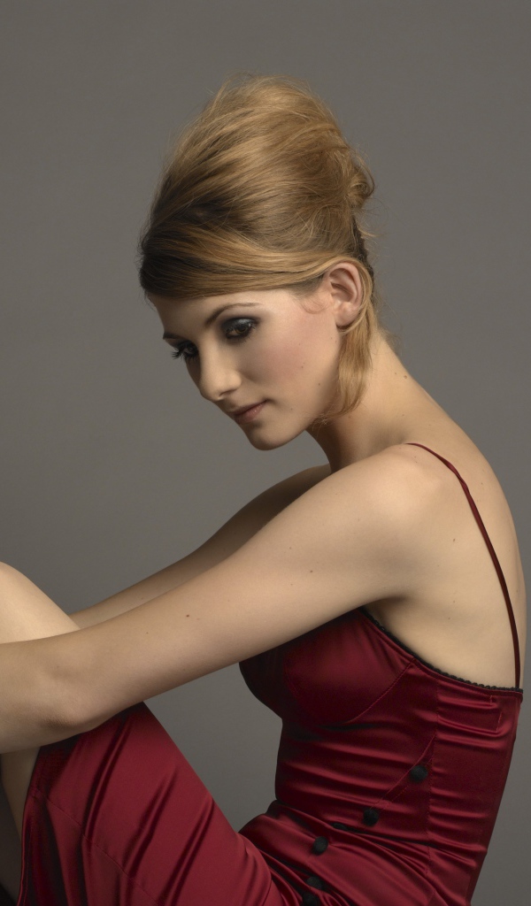 Английская актриса Джоди Уиттакер в красном платье на сером фоне