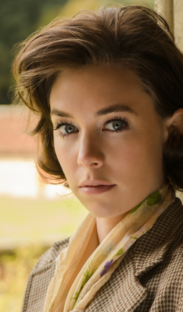 Английская актриса Ванесса Кирби стоит у стены