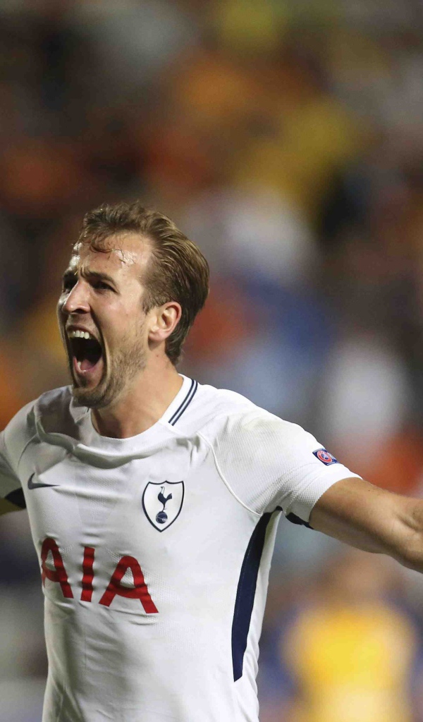 Английский футболист Гарри Кейн радуется победе