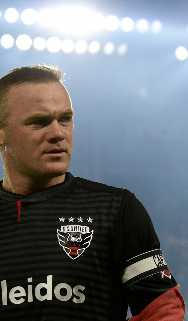 Английский футболист Уэйн Руни на футбольном поле