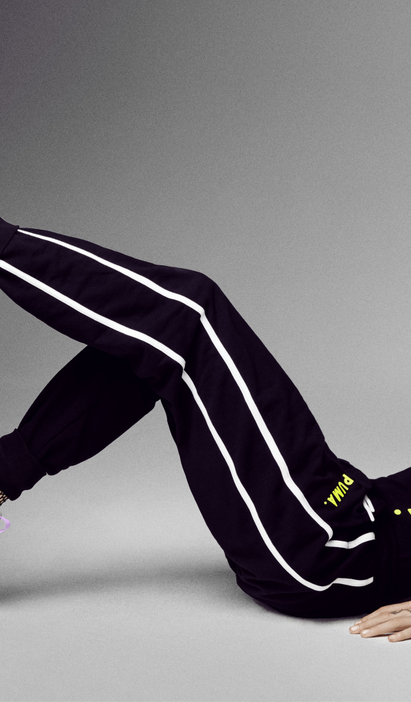 Английская модель, актриса Кара Делевинь в спортивном костюме