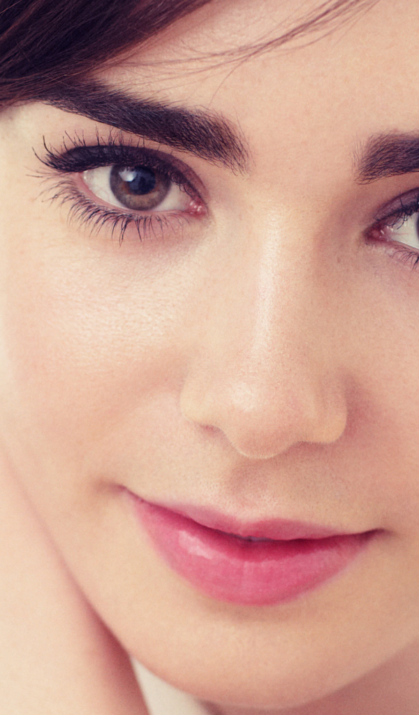 Выразительный взгляд кареглазой актрисы Лили Коллинз