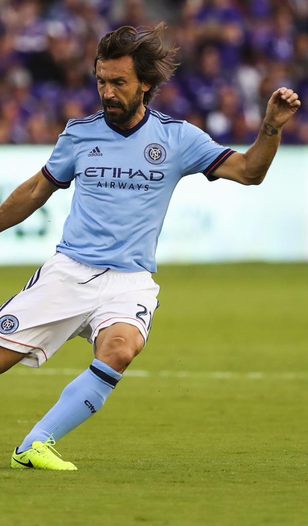 Футболист Андреа Пирло на поле с мячом