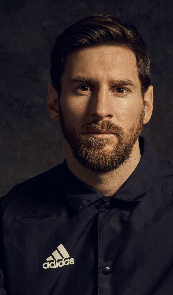 Футболист Лионель Месси в черной рубашке с бородой