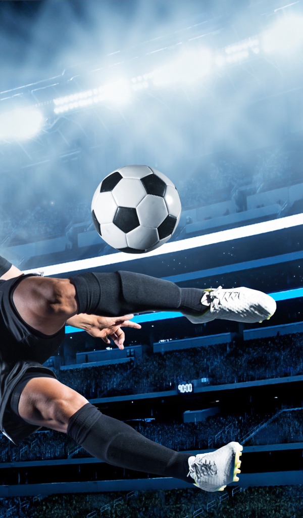Футболист отбивает мяч в воротах