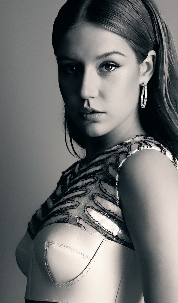 Французская актриса Адель Экзаркопулос на сером фоне 