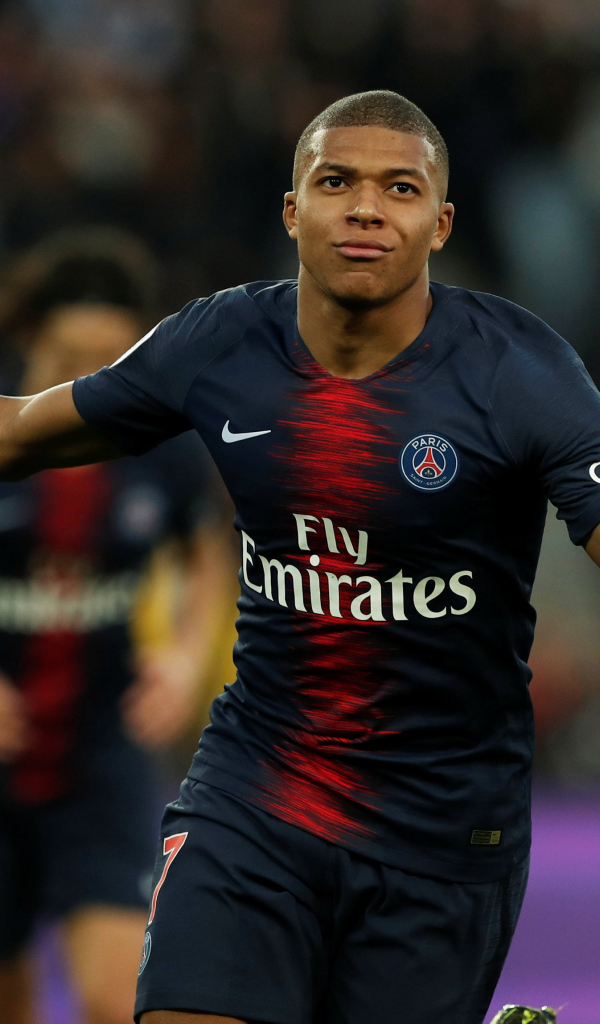 Французский футболист Килиан Мбаппе бежит по полю