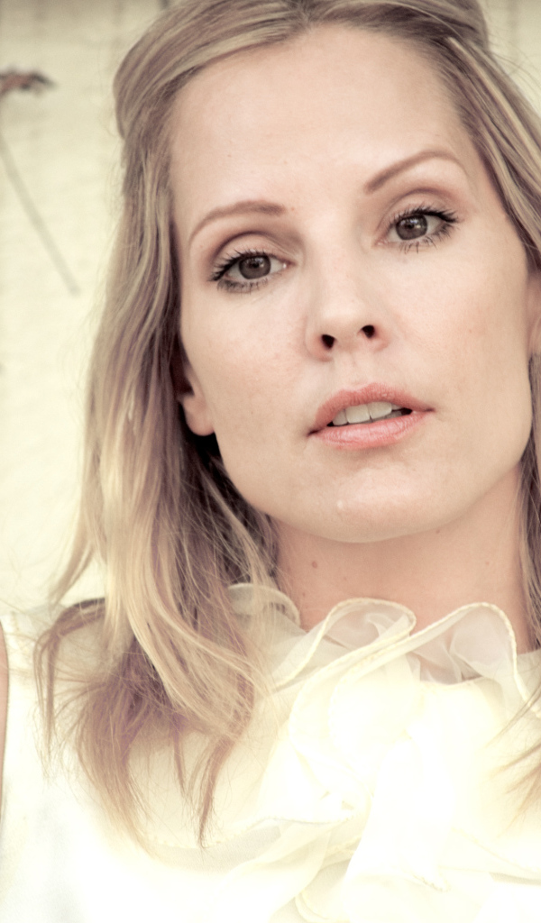 Нежная актриса Эмма Колфилд