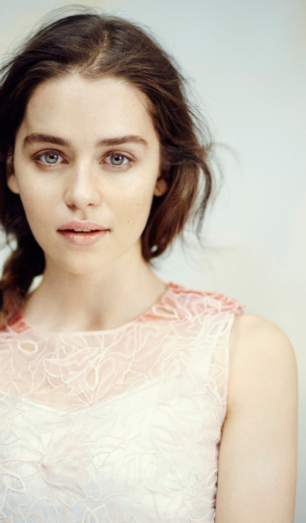 Нежная девушка, популярная актриса Эмилия Кларк