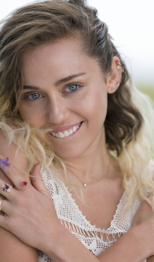 Gentle popular singer Miley Cyrus without make-up