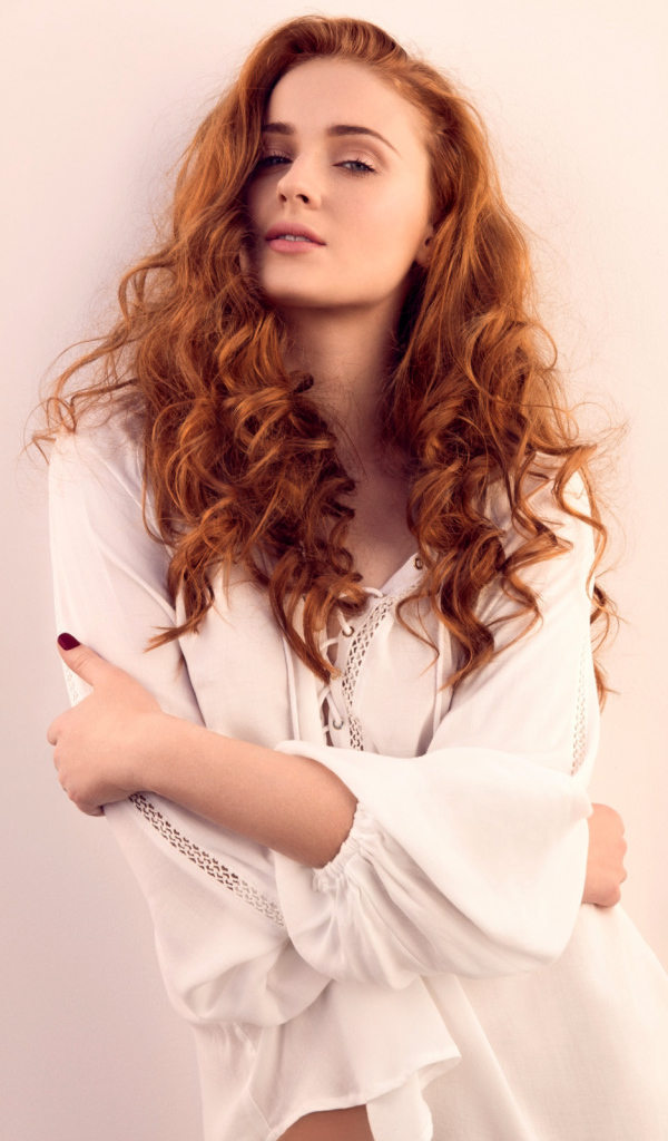 Нежная рыжеволосая актриса Софи Тёрнер в белом наряде