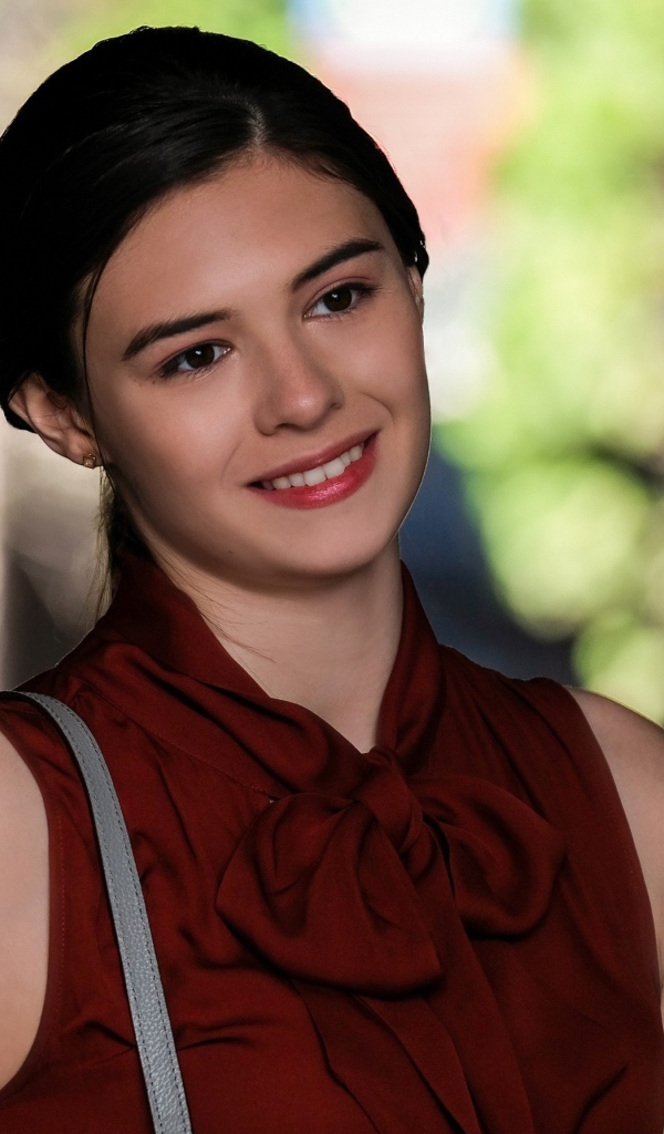 Нежная улыбающаяся девушка в красном, актриса Николь Мейнс