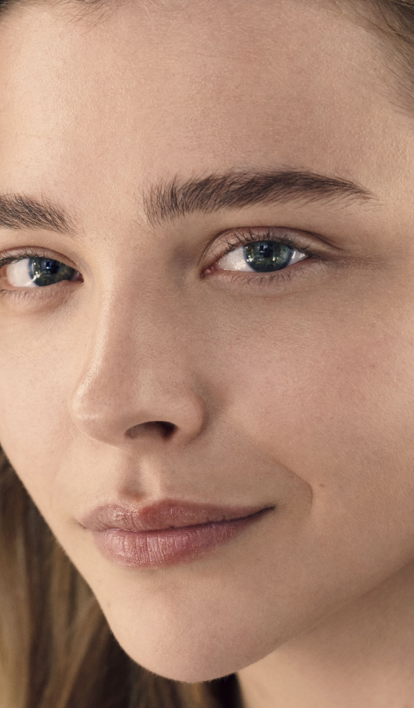 Зеленоглазая актриса Хлоя Грейс Морец крупным планом