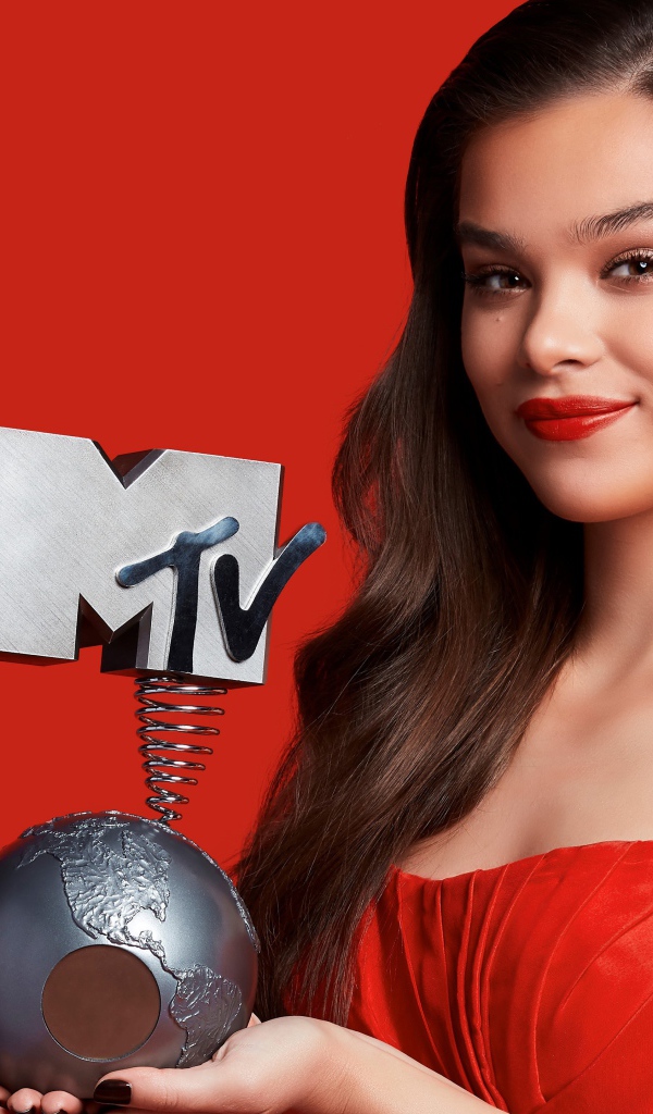 Хейли Стейнфилд с премией MTV на красном фоне