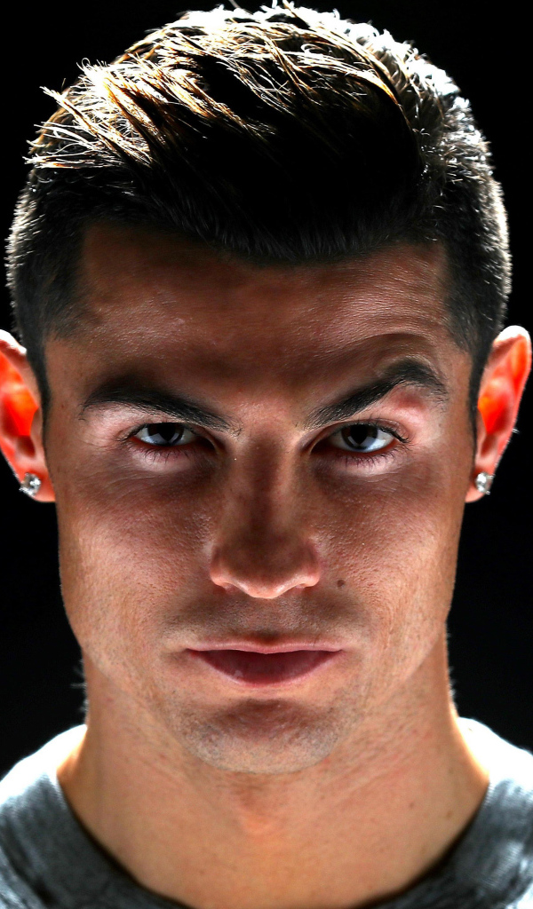 Красивый футболист Криштиану Роналду фото на черном фоне