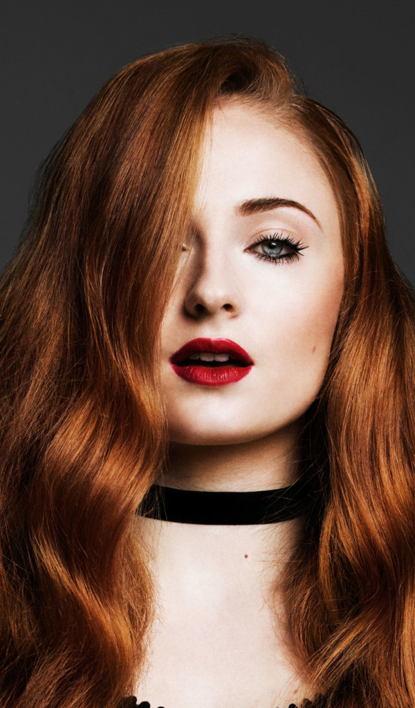 Горячая яркая девушка, актриса Софи Тёрнер