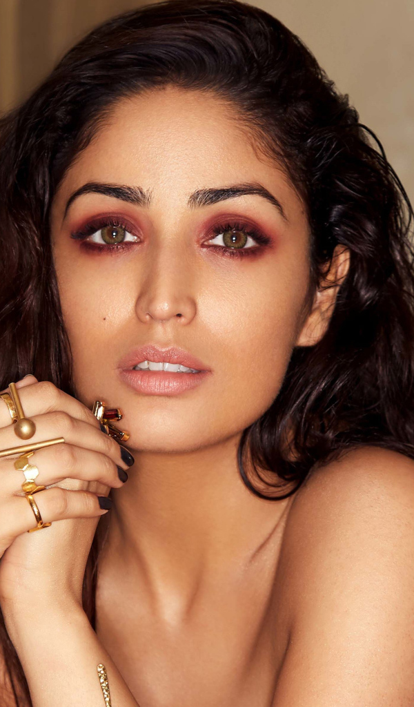 Индийская актриса Ями Гаутам с кольцами на руках