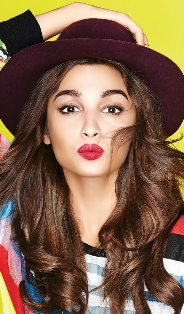 Индийская актриса Алиа Бхатт на желтом фоне