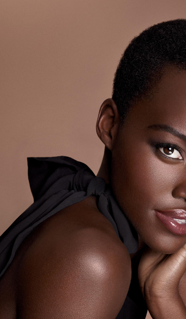 Кенийская актриса Люпита Нионго