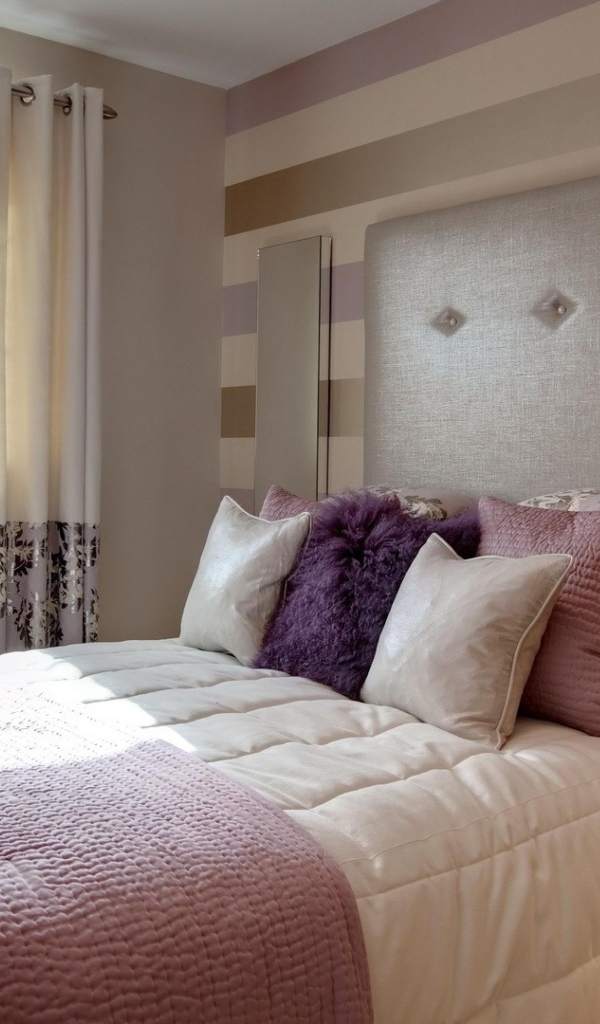 Большая кровать с подушками в спальне 