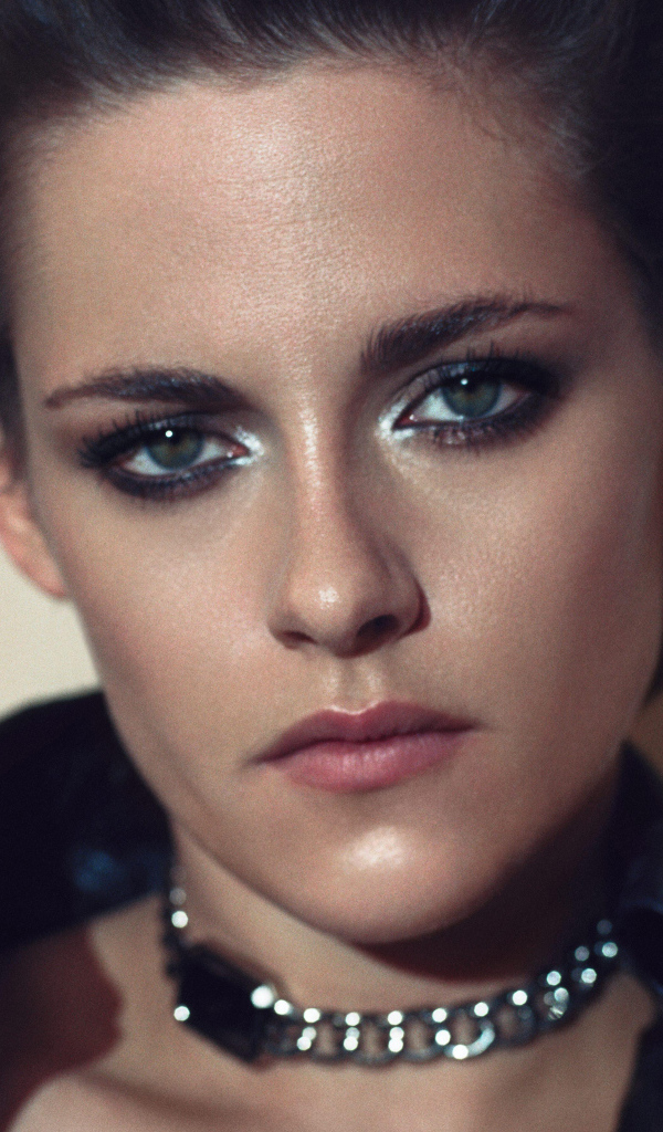 Кристен Стюарт в черной кожаной куртке