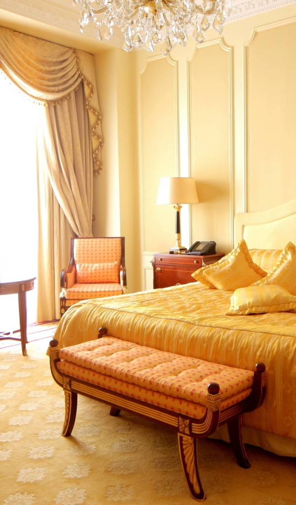 Большая спальная комната с кроватью в пастельных тонах 