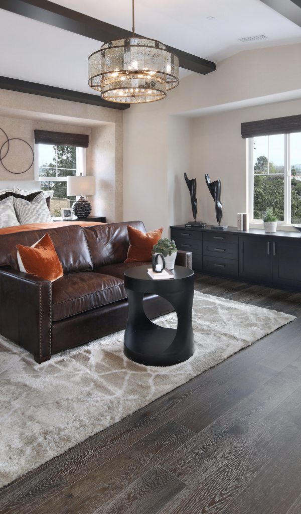 Большая спальная комната с кожаным диваном